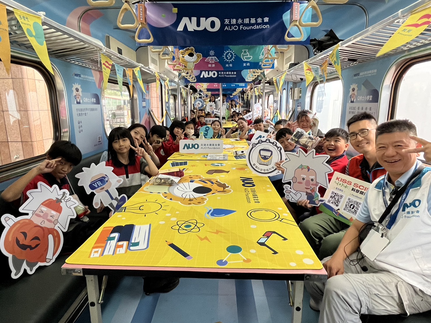 88858cc永利永續基金會參與「臺灣科普環島列車」，設計基礎科學車廂課程，以「淨零碳排和永續能源」為主題，讓學生透過創意實驗認識淨零知識，以及思考生活中的減碳行為